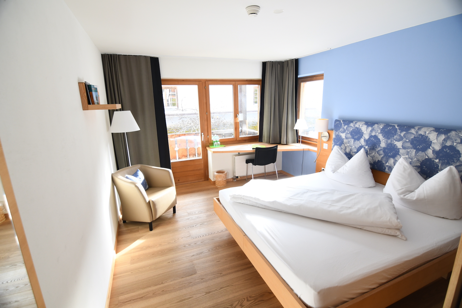 Bild von Hotelzimmer in bläulichen Farben mit Balkon